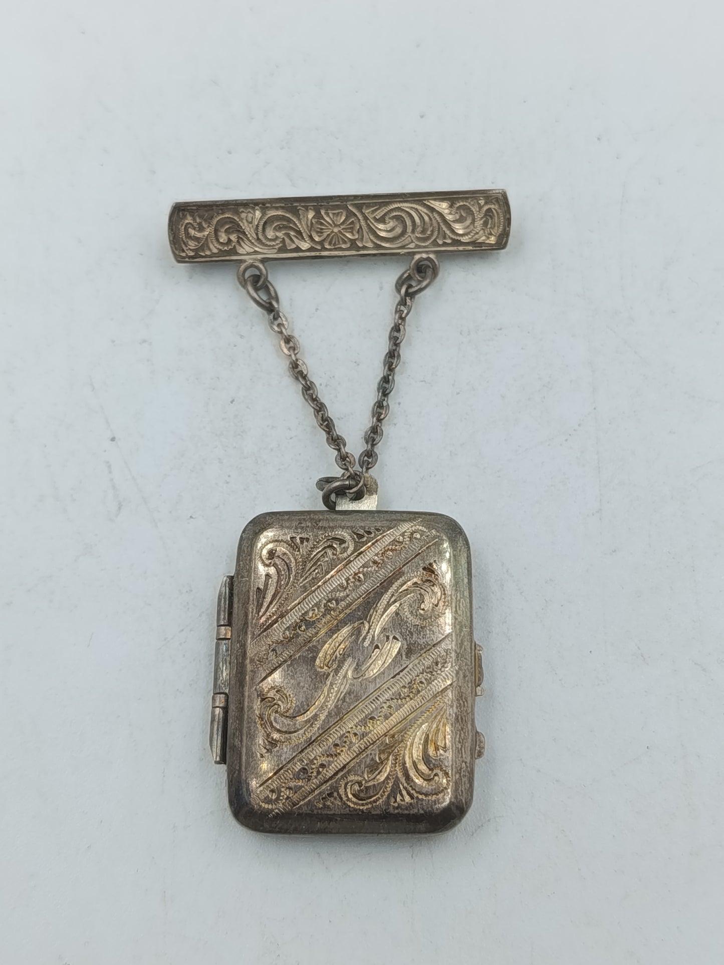 Vintage Medaillon-Anhänger mit feiner Gravur und Kettensteg