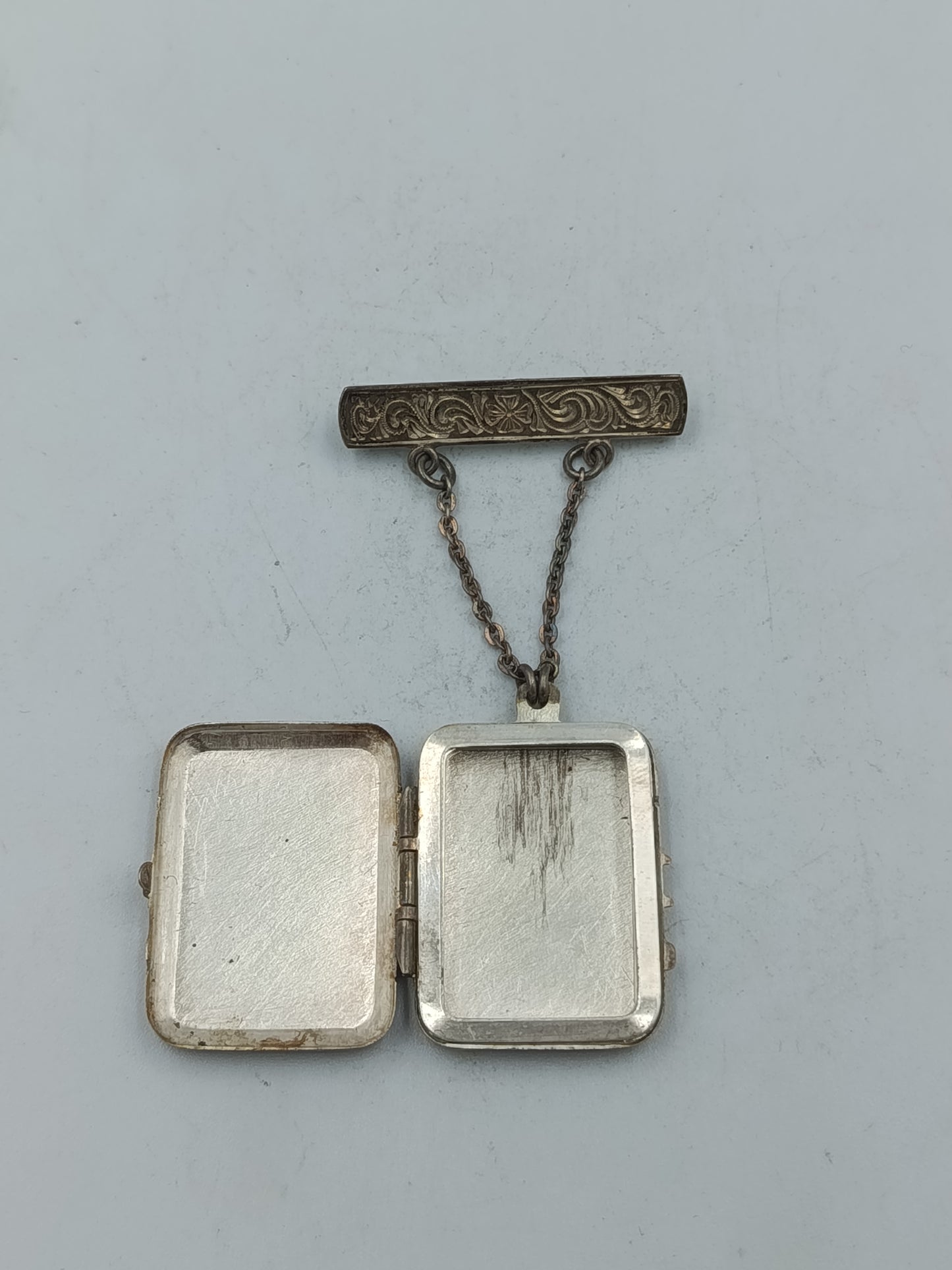 Vintage Medaillon-Anhänger mit feiner Gravur und Kettensteg