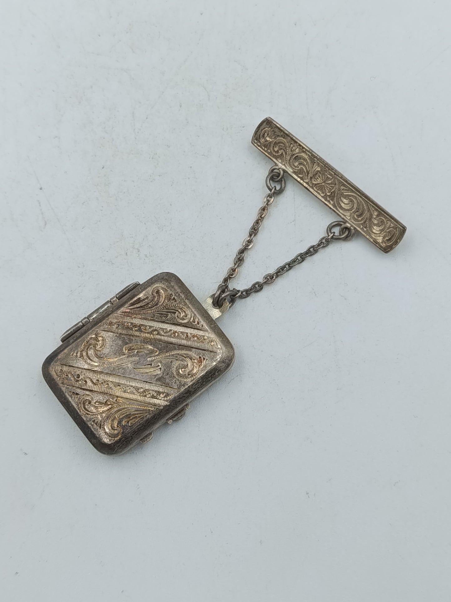 Vintage Medaillon-Anhänger mit feiner Gravur und Kettensteg