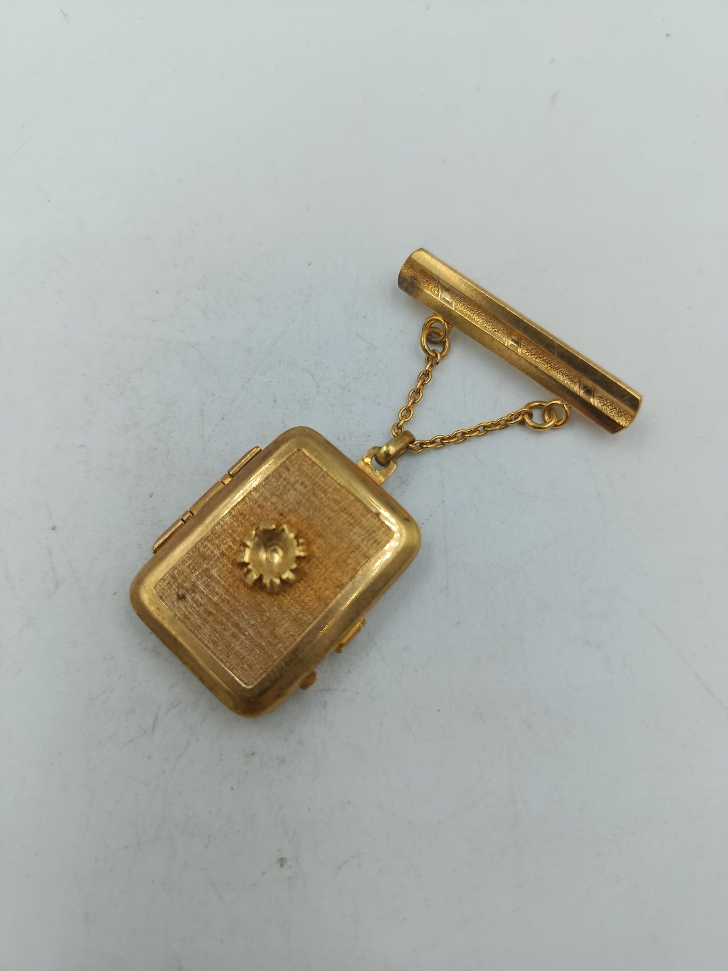 Konvolut kleiner Medaillon-Anhänger in Goldoptik mit Kettenelementen