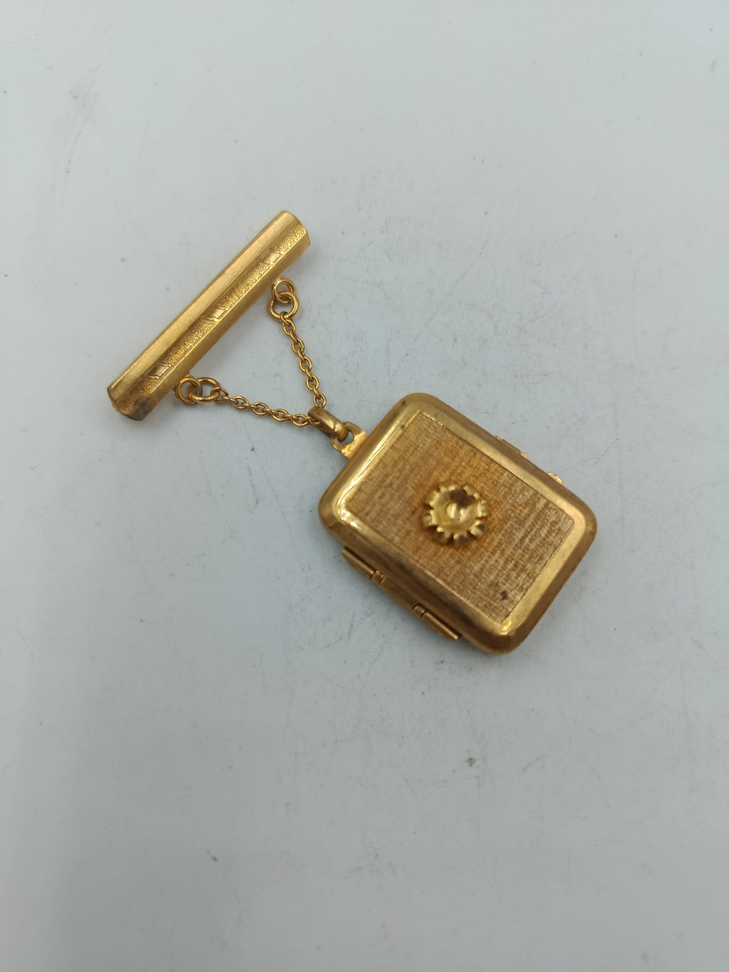 Konvolut kleiner Medaillon-Anhänger in Goldoptik mit Kettenelementen