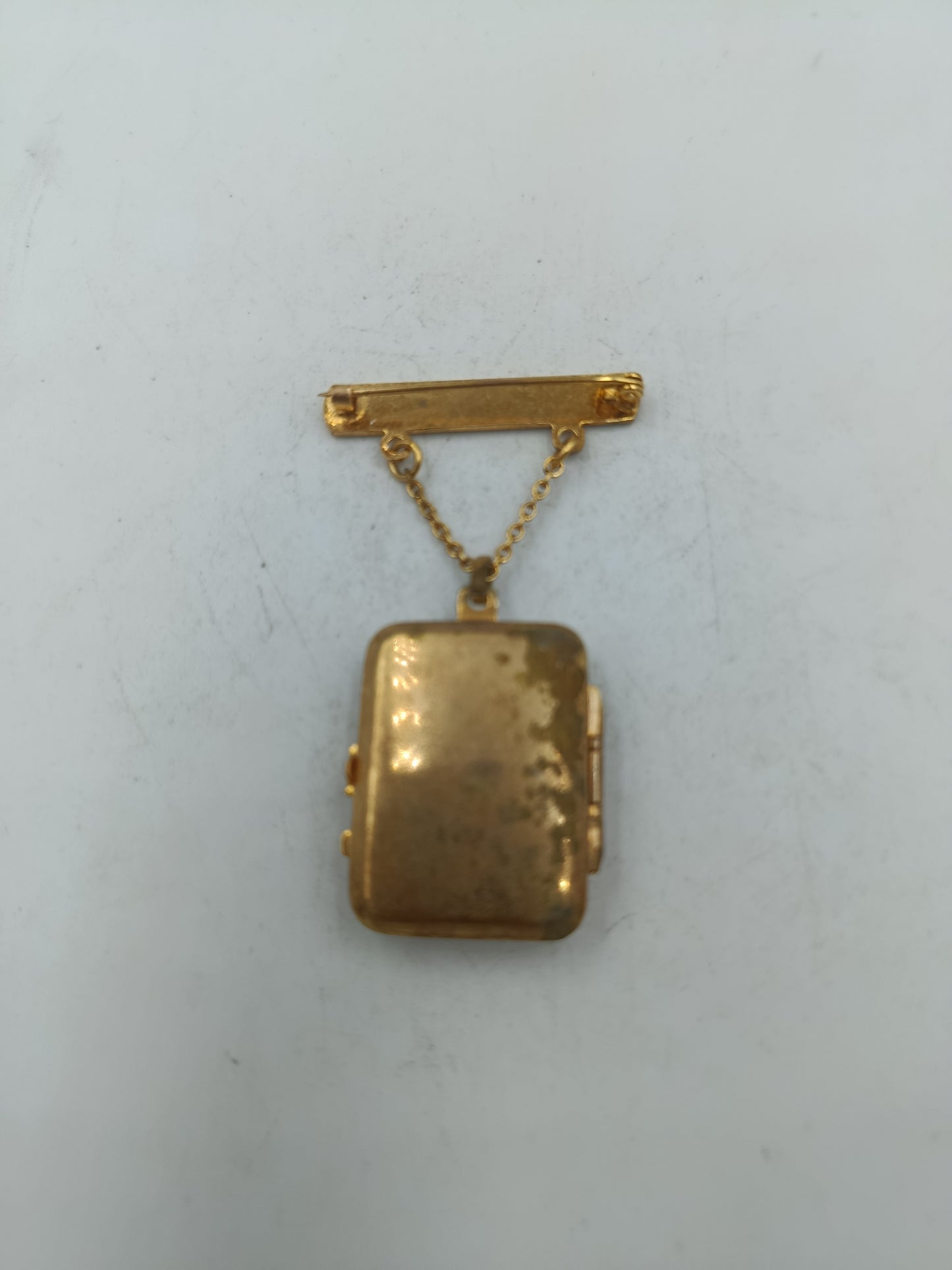 Konvolut kleiner Medaillon-Anhänger in Goldoptik mit Kettenelementen