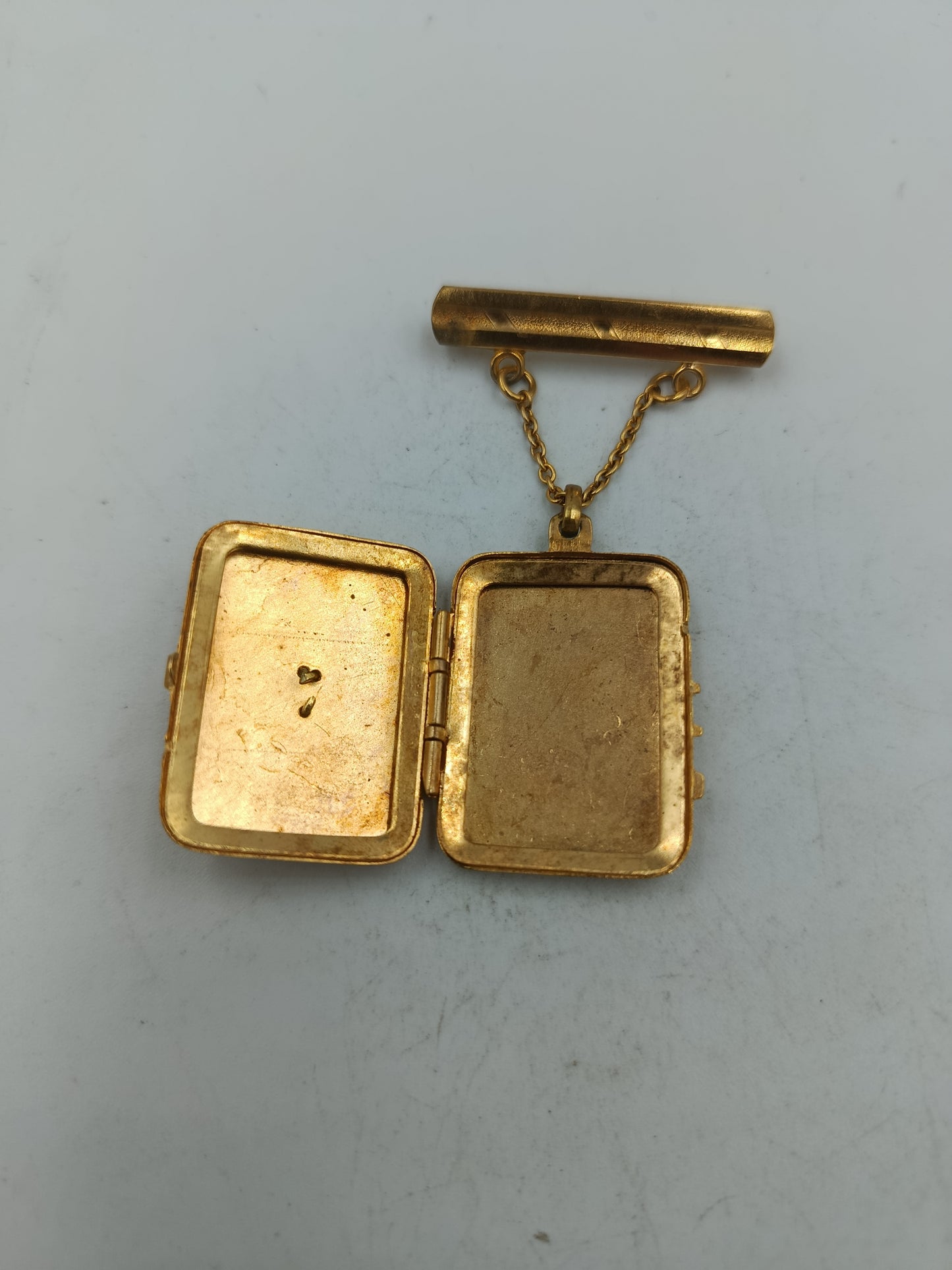 Konvolut kleiner Medaillon-Anhänger in Goldoptik mit Kettenelementen