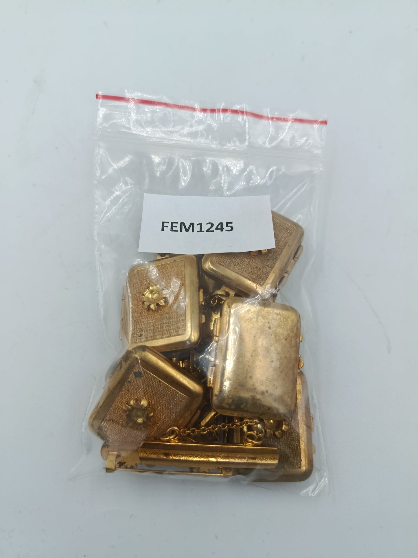 Konvolut kleiner Medaillon-Anhänger in Goldoptik mit Kettenelementen