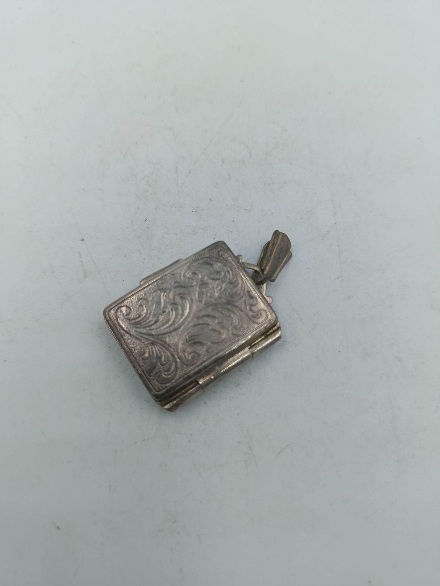 Antiker Medaillon Anhänger mit floraler Gravur aus Silberoptik Klassischer Vintage Stil mit Sammlercharakter