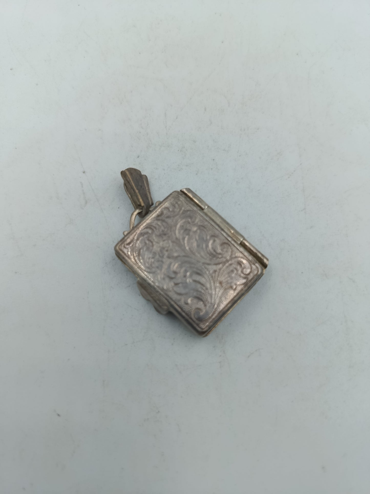 Antiker Medaillon Anhänger mit floraler Gravur aus Silberoptik Klassischer Vintage Stil mit Sammlercharakter