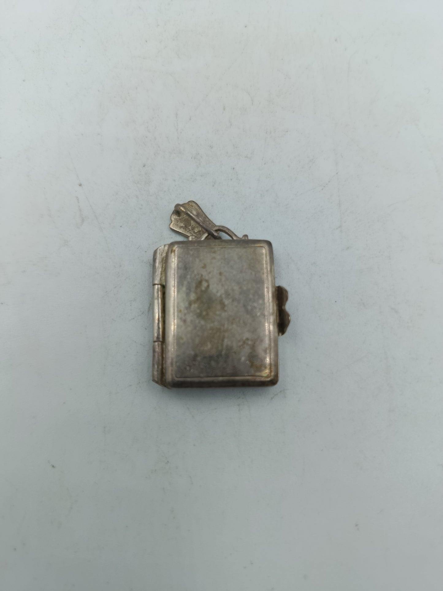 Antiker Medaillon Anhänger mit floraler Gravur aus Silberoptik Klassischer Vintage Stil mit Sammlercharakter