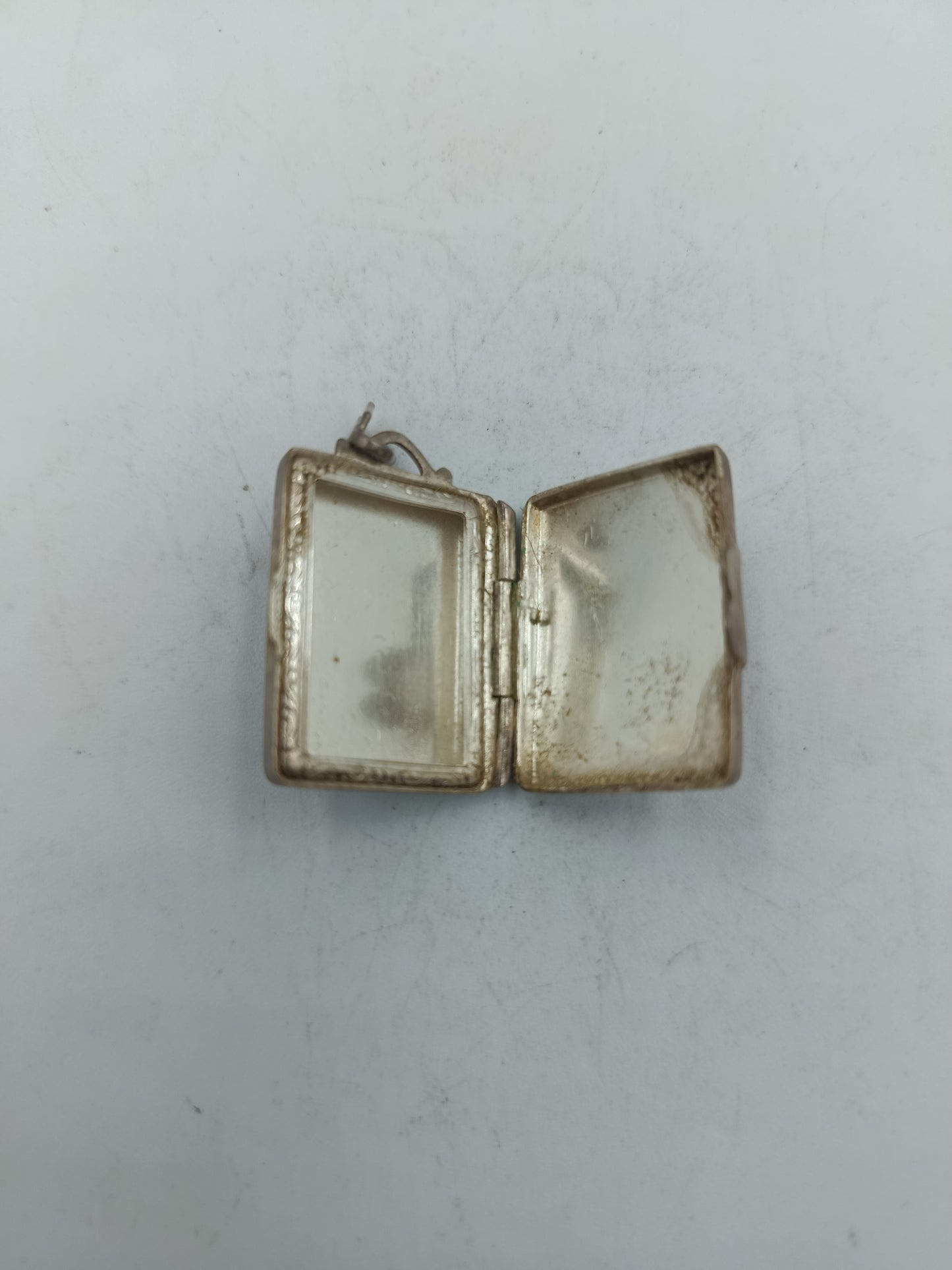 Antiker Medaillon Anhänger mit floraler Gravur aus Silberoptik Klassischer Vintage Stil mit Sammlercharakter