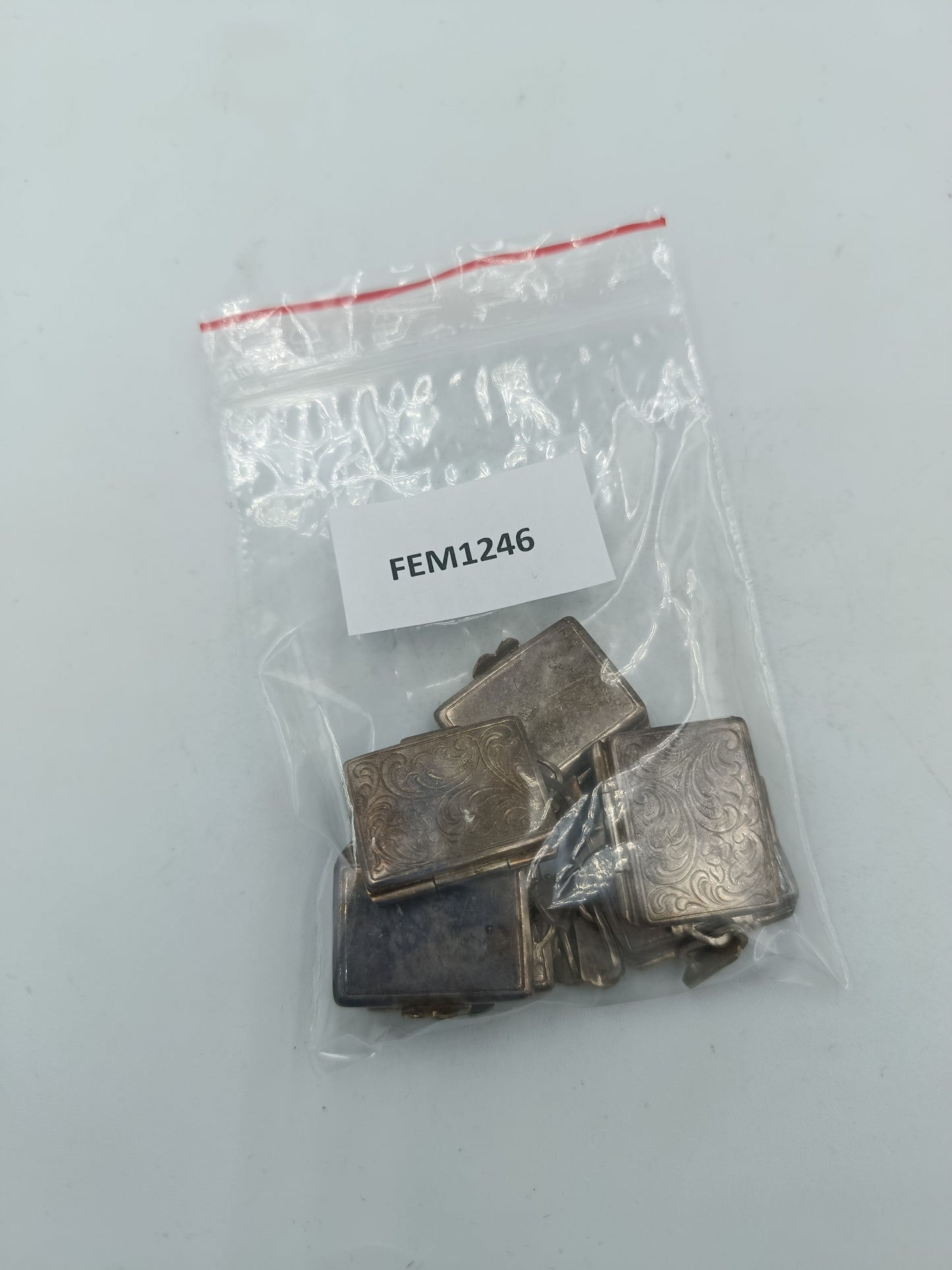 Antiker Medaillon Anhänger mit floraler Gravur aus Silberoptik Klassischer Vintage Stil mit Sammlercharakter