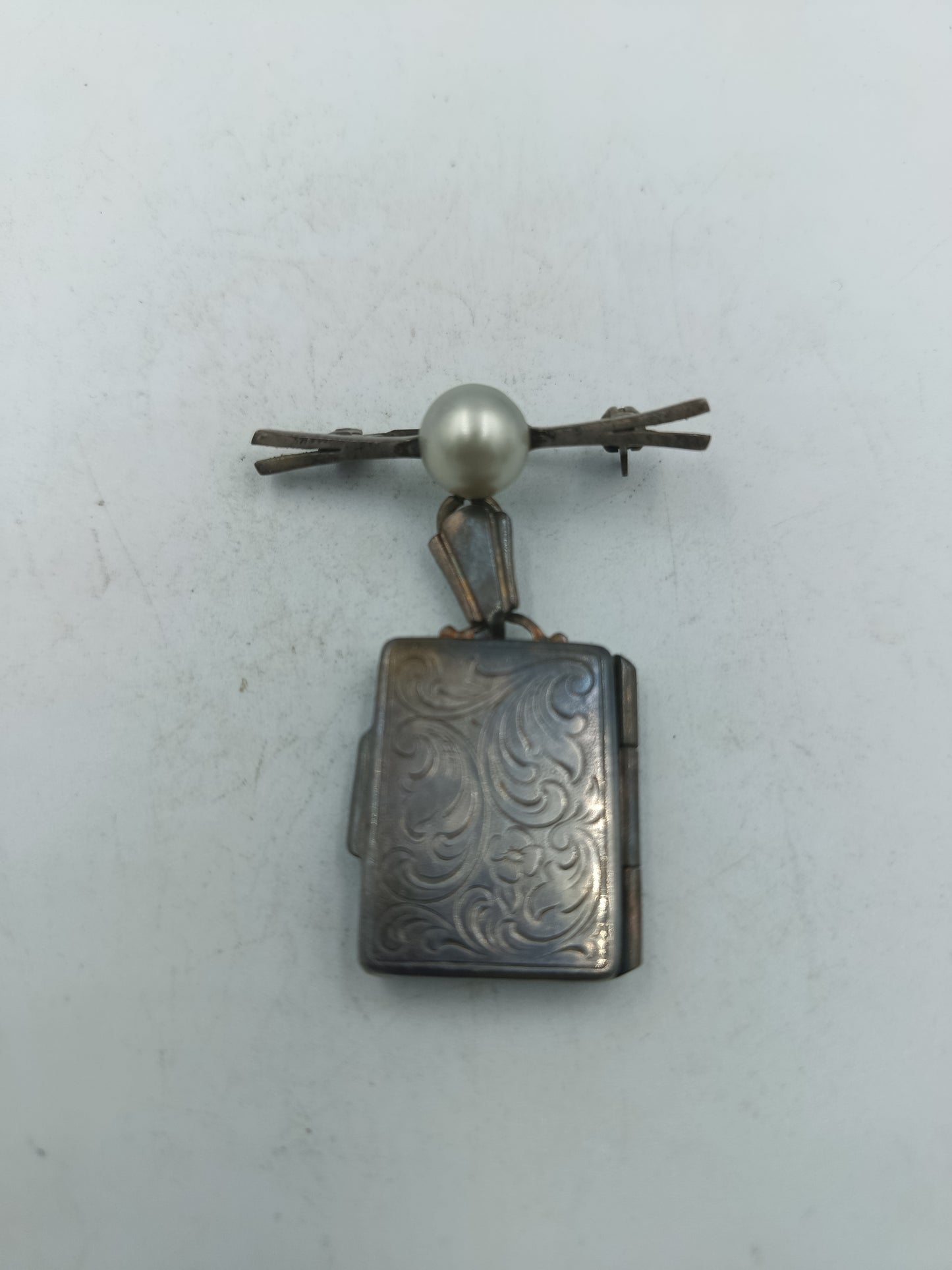 Antiker Medaillon Anhänger mit Perle und feiner Ornament Gravur in Silberoptik