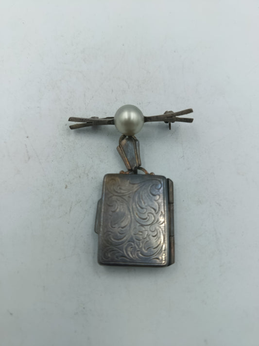 Antiker Medaillon Anhänger mit Perle und feiner Ornament Gravur in Silberoptik