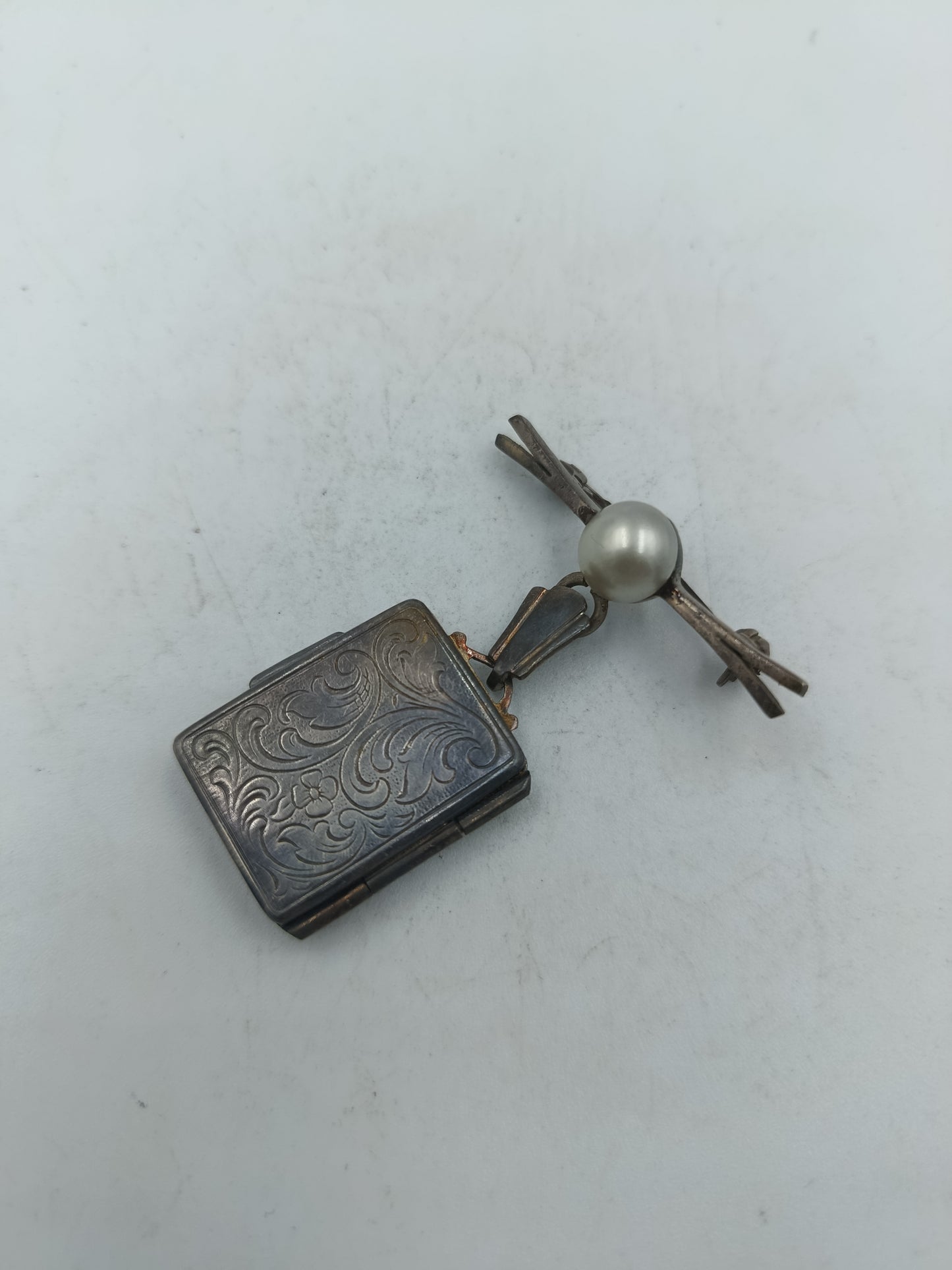 Antiker Medaillon Anhänger mit Perle und feiner Ornament Gravur in Silberoptik