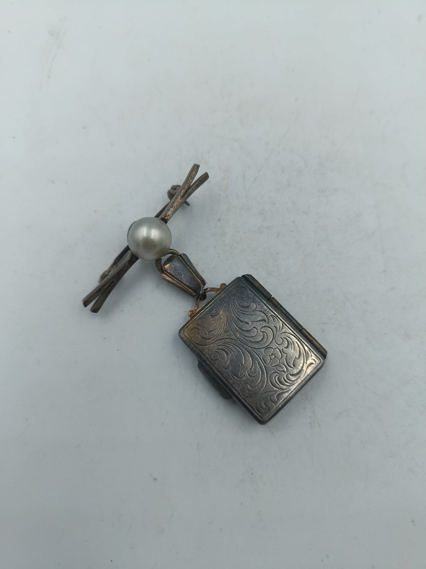 Antiker Medaillon Anhänger mit Perle und feiner Ornament Gravur in Silberoptik