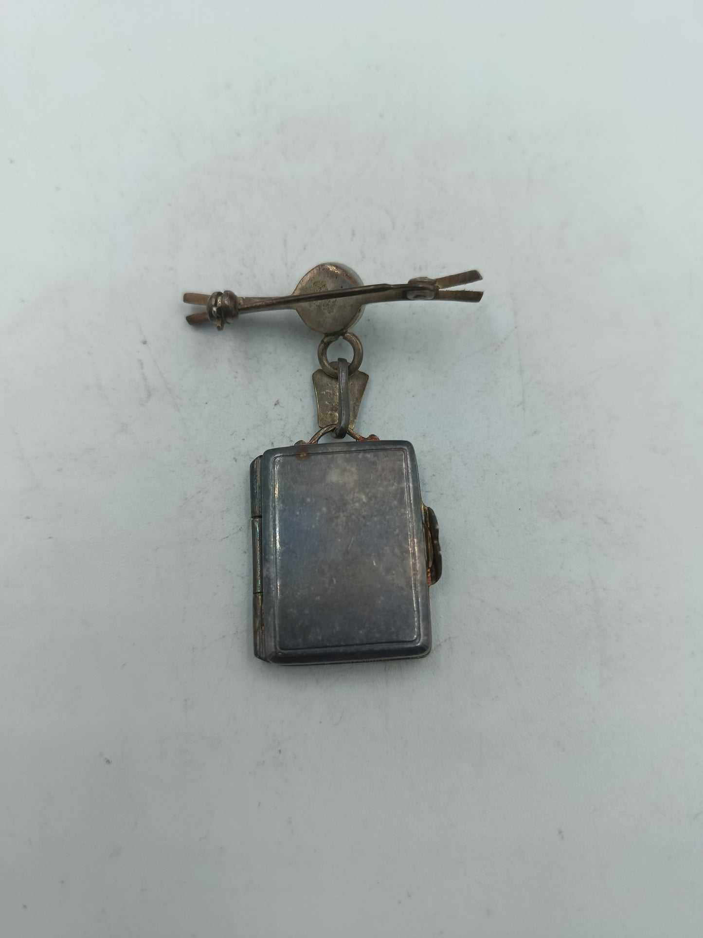 Antiker Medaillon Anhänger mit Perle und feiner Ornament Gravur in Silberoptik