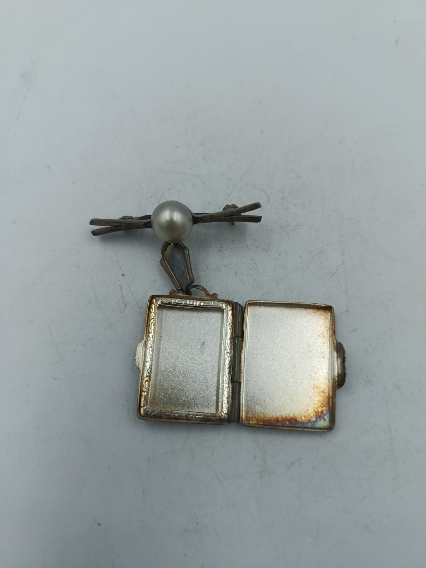 Antiker Medaillon Anhänger mit Perle und feiner Ornament Gravur in Silberoptik