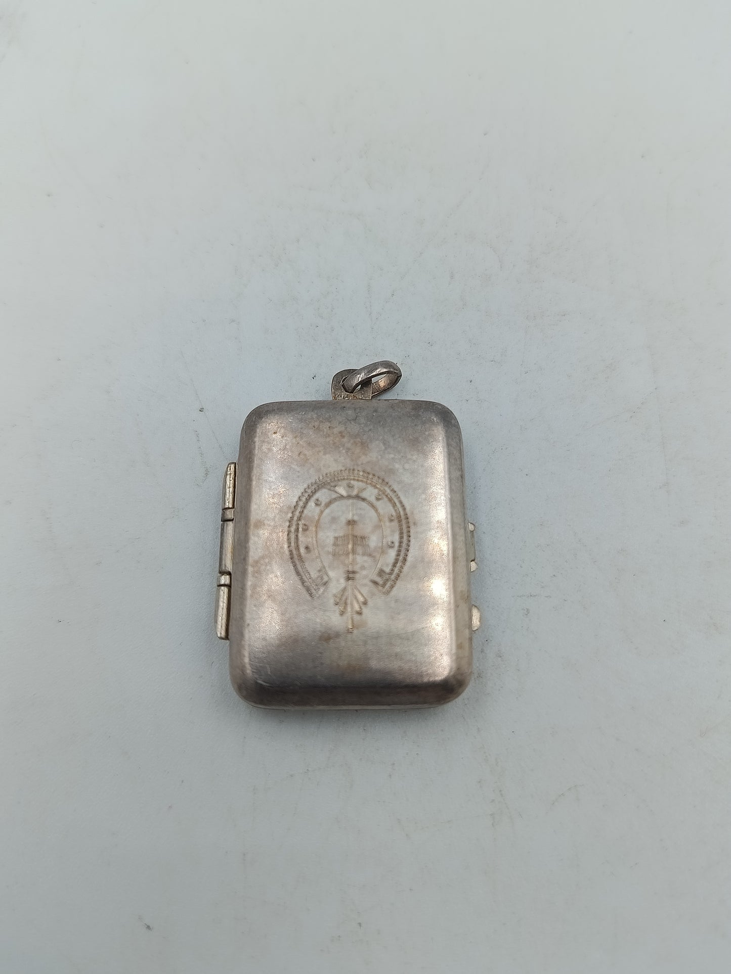 Antikes Medaillon aus Silber mit Gravur und Klappmechanismus