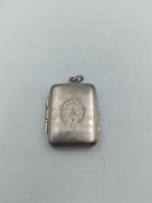 Antikes Medaillon aus Silber mit Gravur und Klappmechanismus