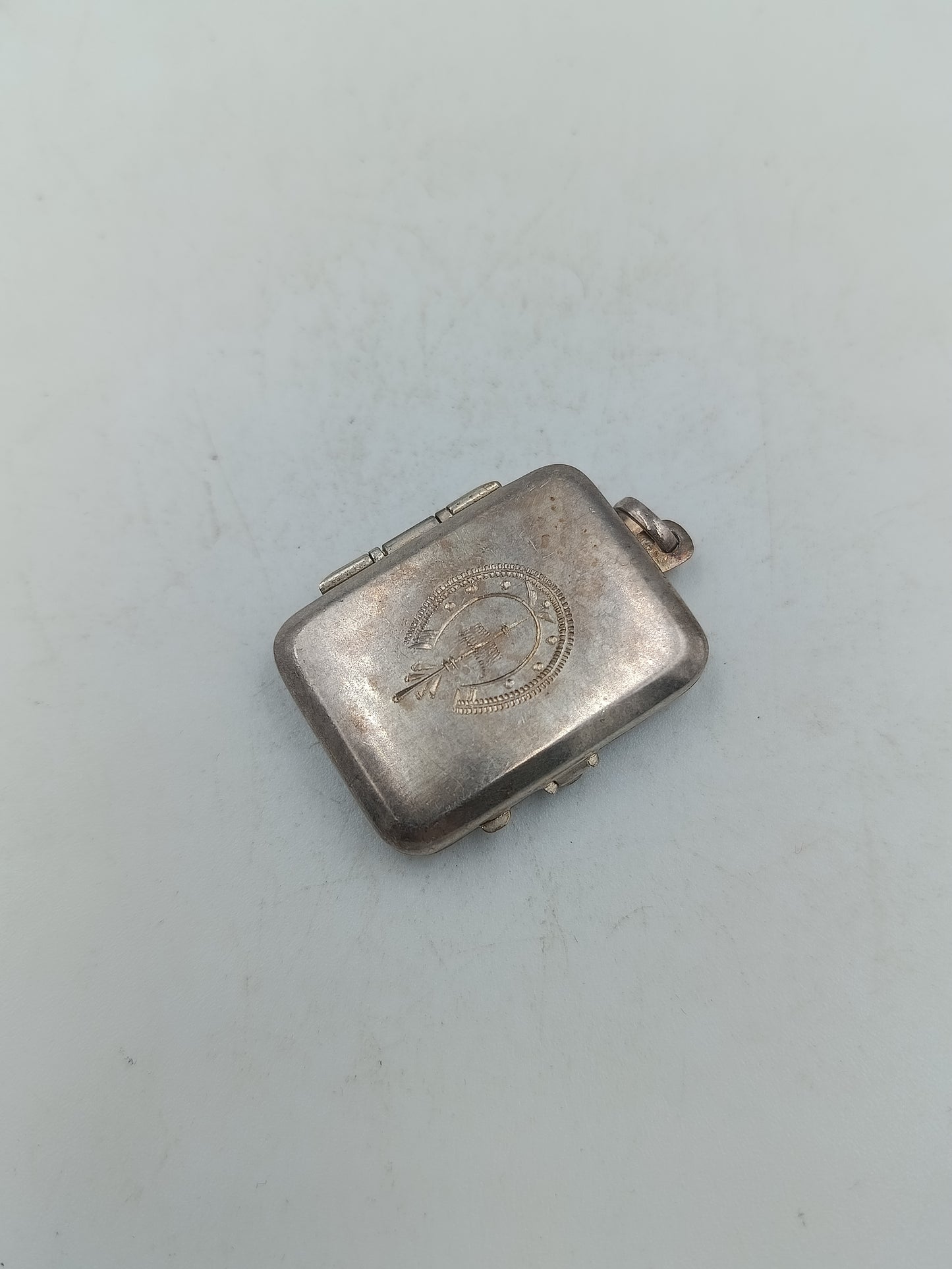 Antikes Medaillon aus Silber mit Gravur und Klappmechanismus