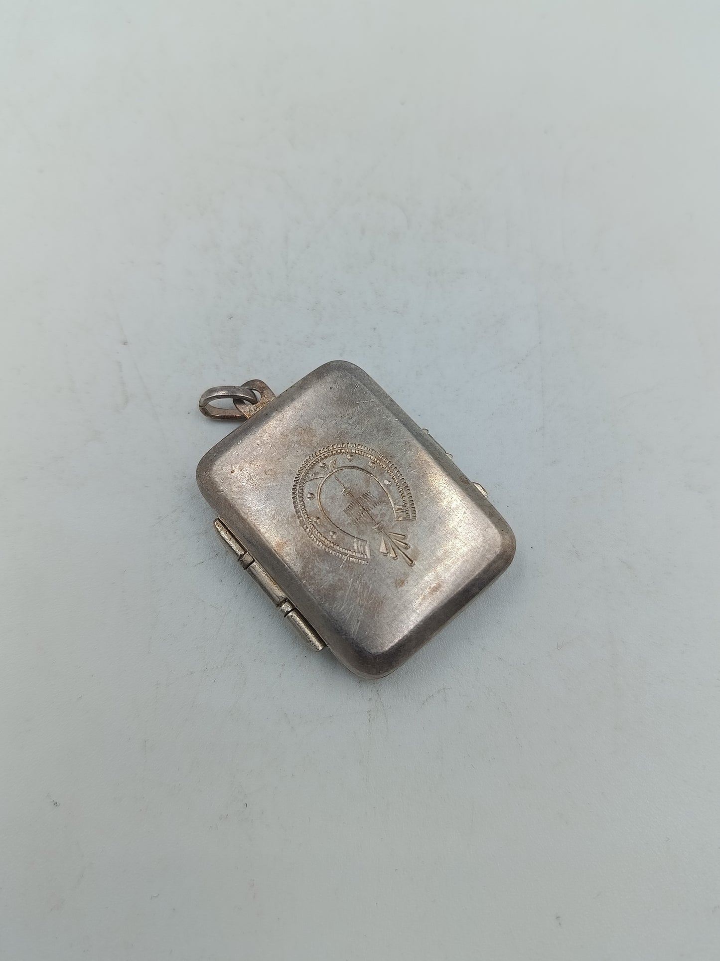 Antikes Medaillon aus Silber mit Gravur und Klappmechanismus