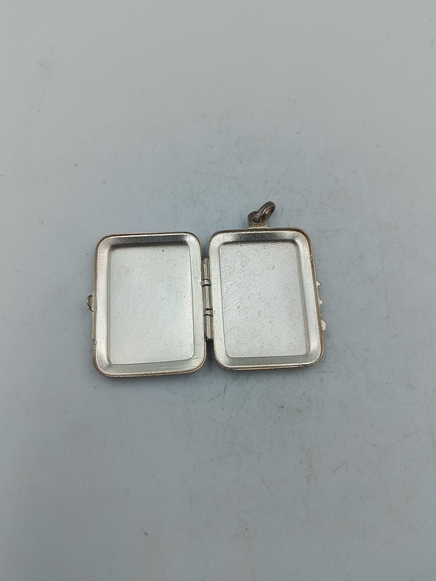 Antikes Medaillon aus Silber mit Gravur und Klappmechanismus