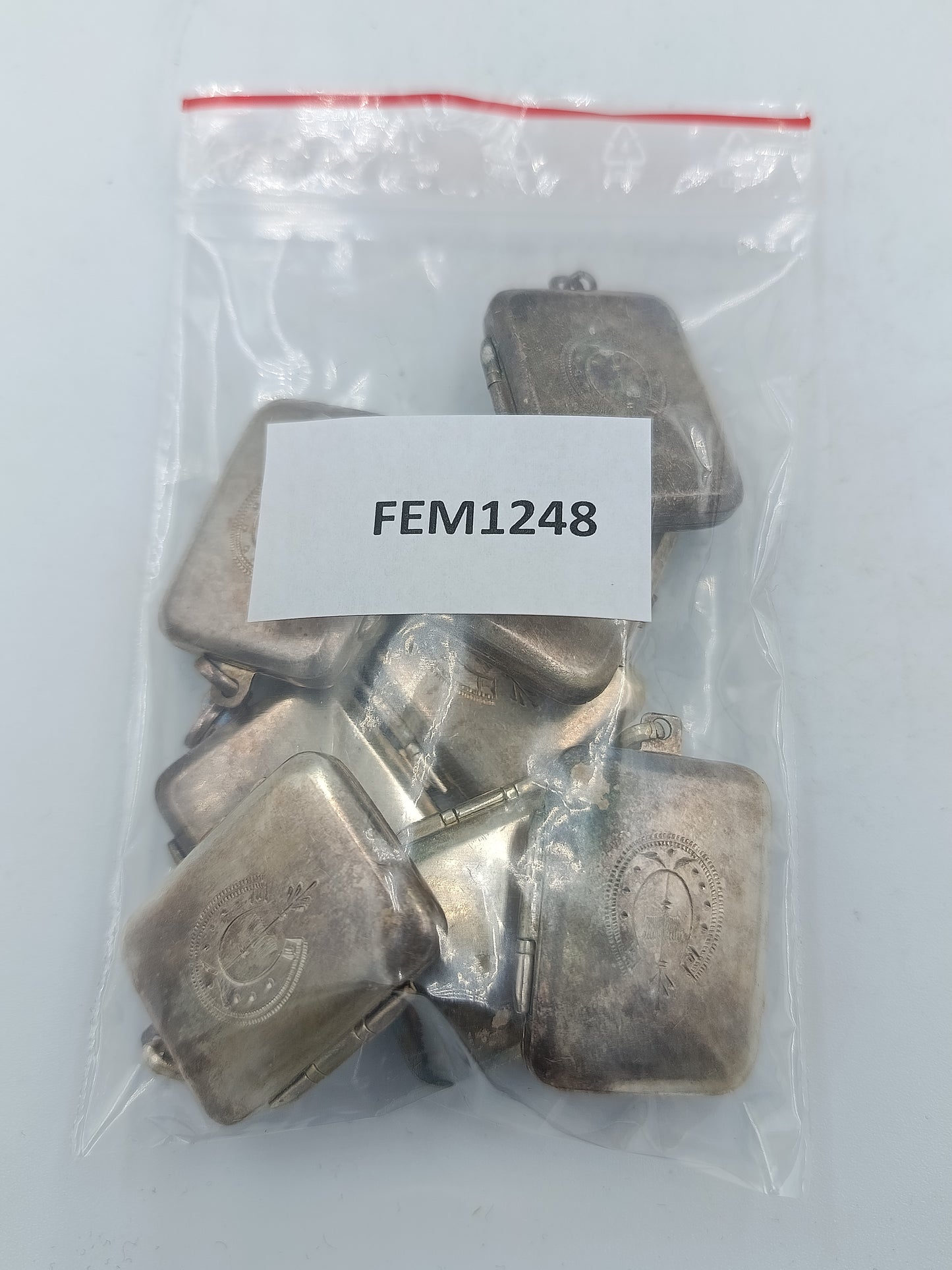 Antikes Medaillon aus Silber mit Gravur und Klappmechanismus