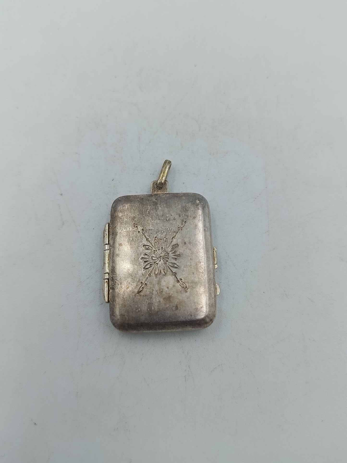 Antikes Medaillon mit Gravur und Klappfach in Silberoptik