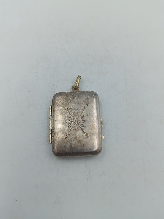 Antikes Medaillon mit Gravur und Klappfach in Silberoptik