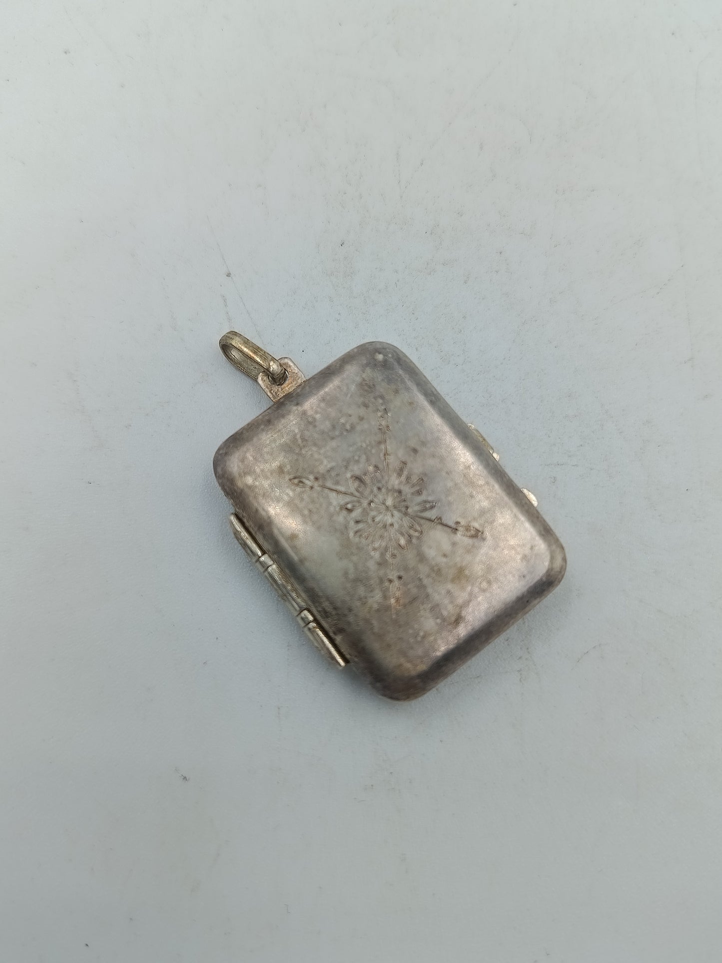 Antikes Medaillon mit Gravur und Klappfach in Silberoptik