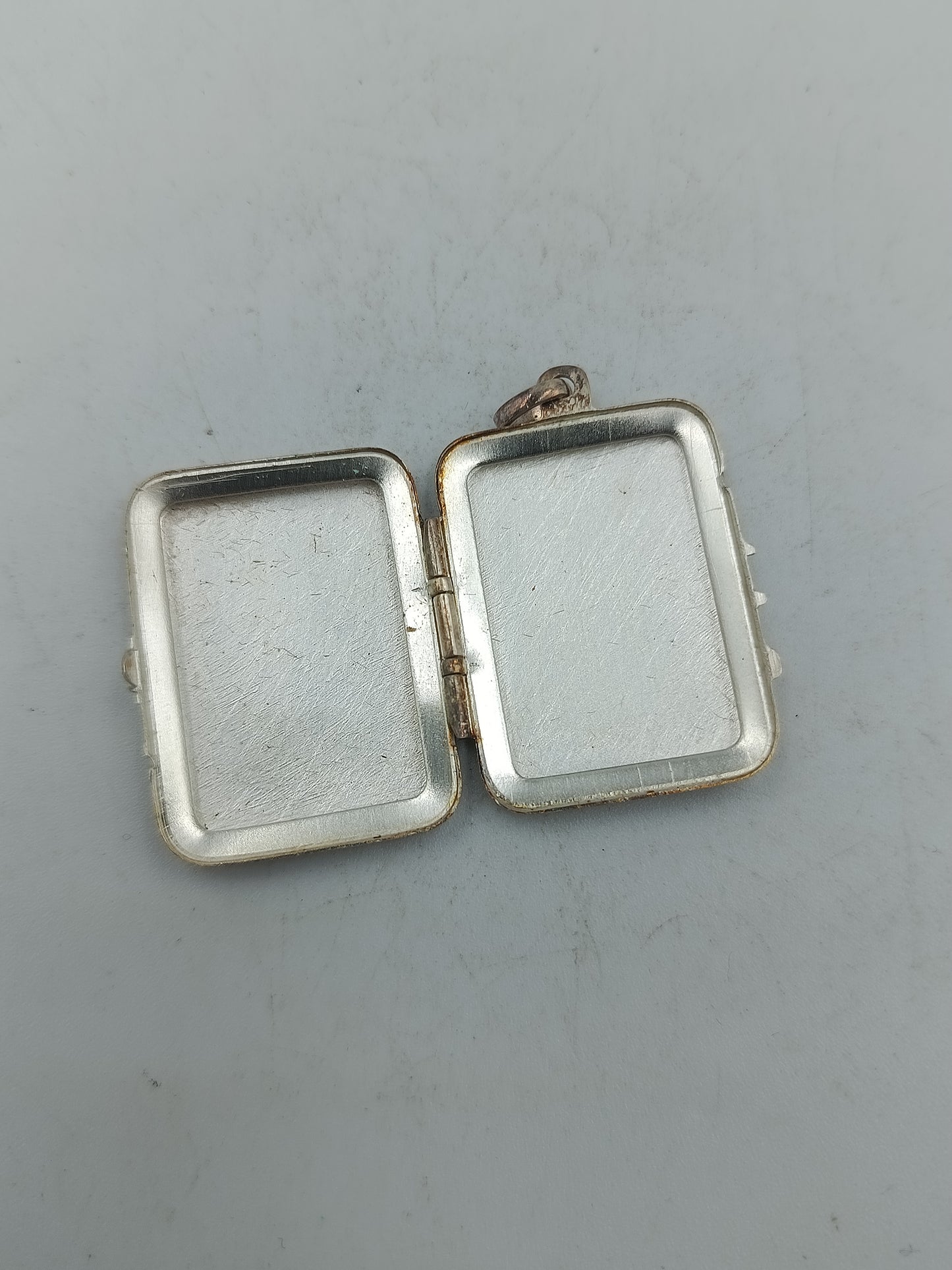 Antikes Medaillon mit Gravur und Klappfach in Silberoptik