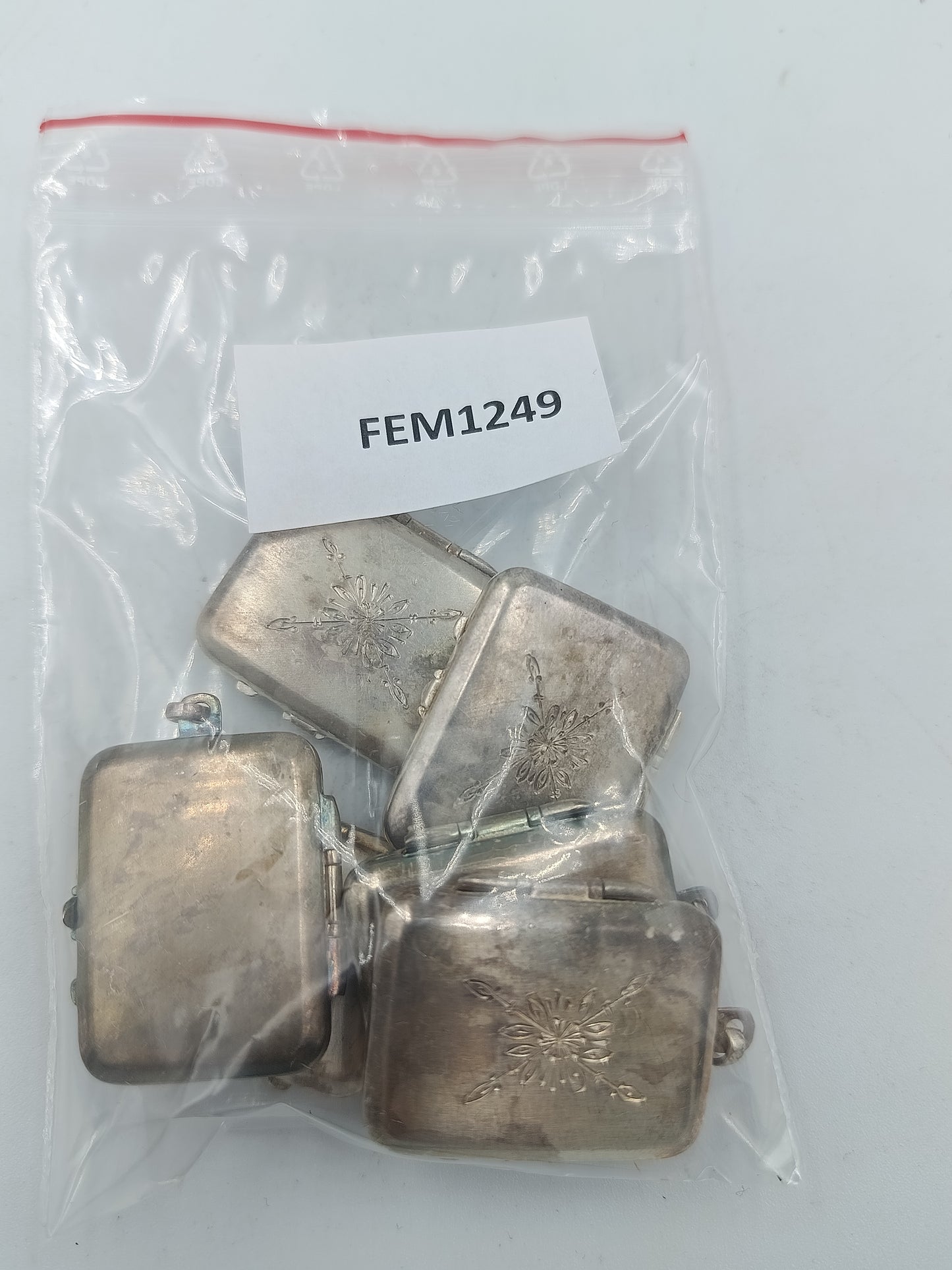 Antikes Medaillon mit Gravur und Klappfach in Silberoptik