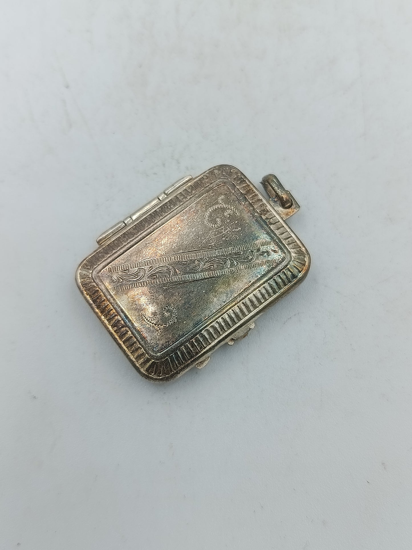 Antiker Medaillon Anhänger mit Fotofach im klassischen Silberlook