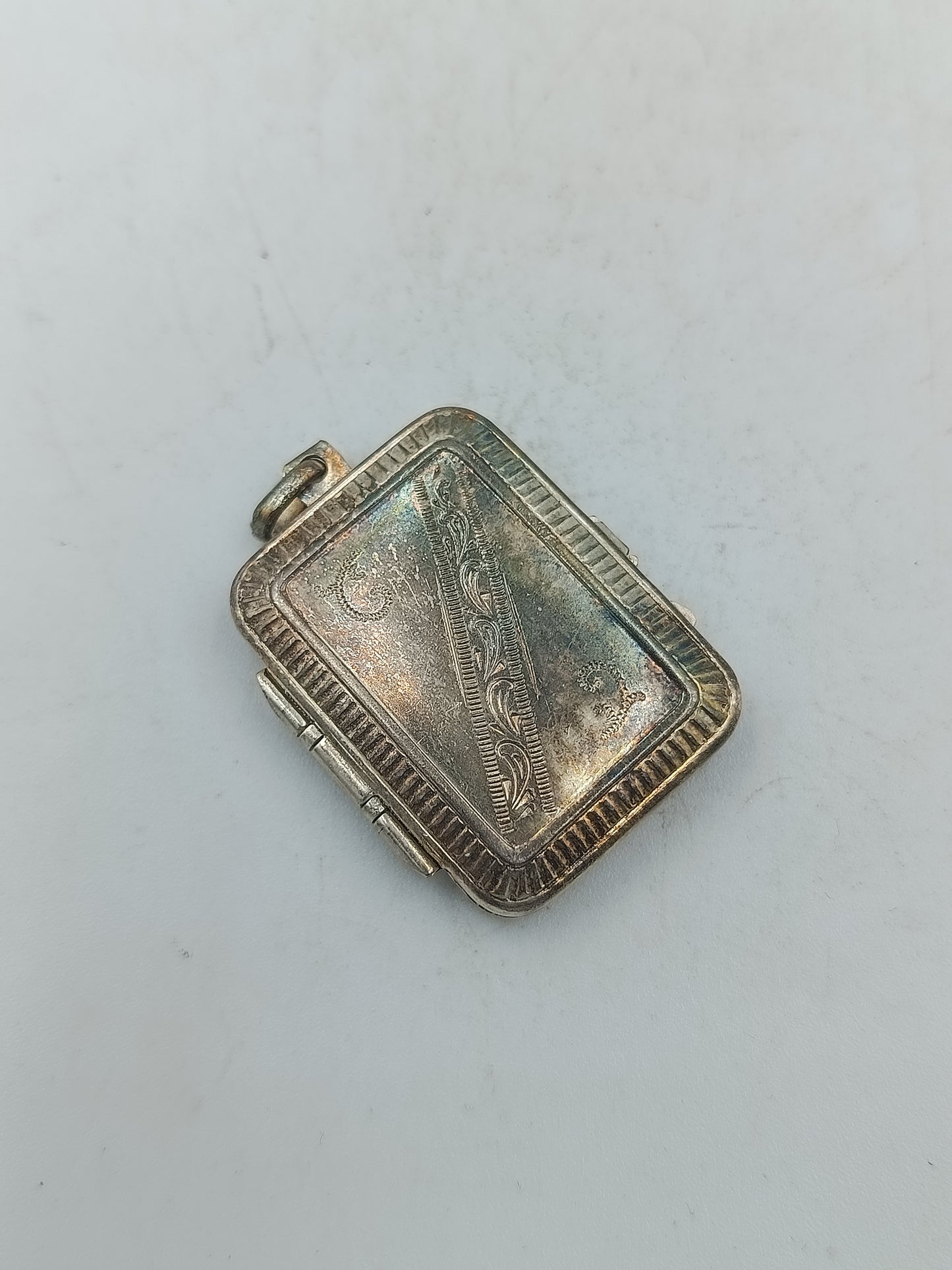 Antiker Medaillon Anhänger mit Fotofach im klassischen Silberlook