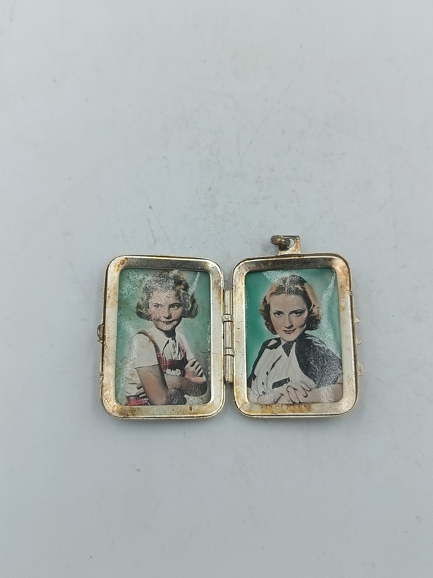 Antiker Medaillon Anhänger mit Fotofach im klassischen Silberlook