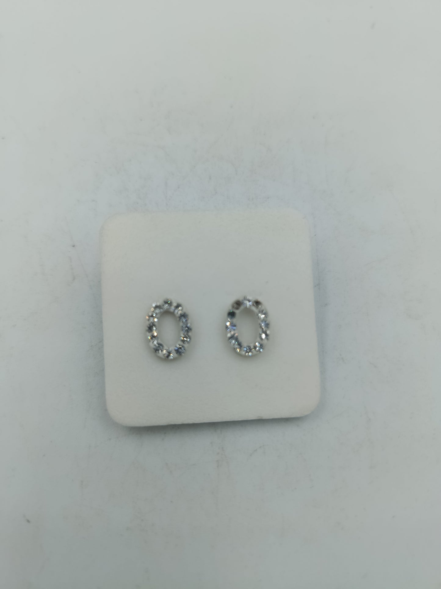 Ovale Silber Ohrstecker mit funkelnden Steinen in klassischem Design