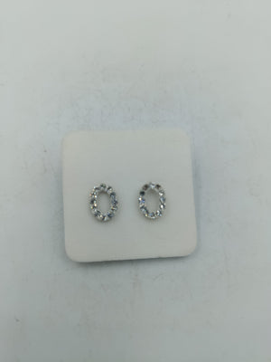 Ovale Silber Ohrstecker mit funkelnden Steinen in klassischem Design