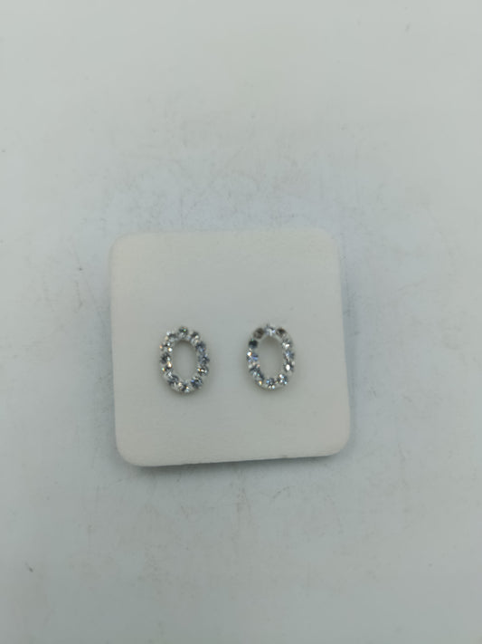 Ovale Silber Ohrstecker mit funkelnden Steinen in klassischem Design