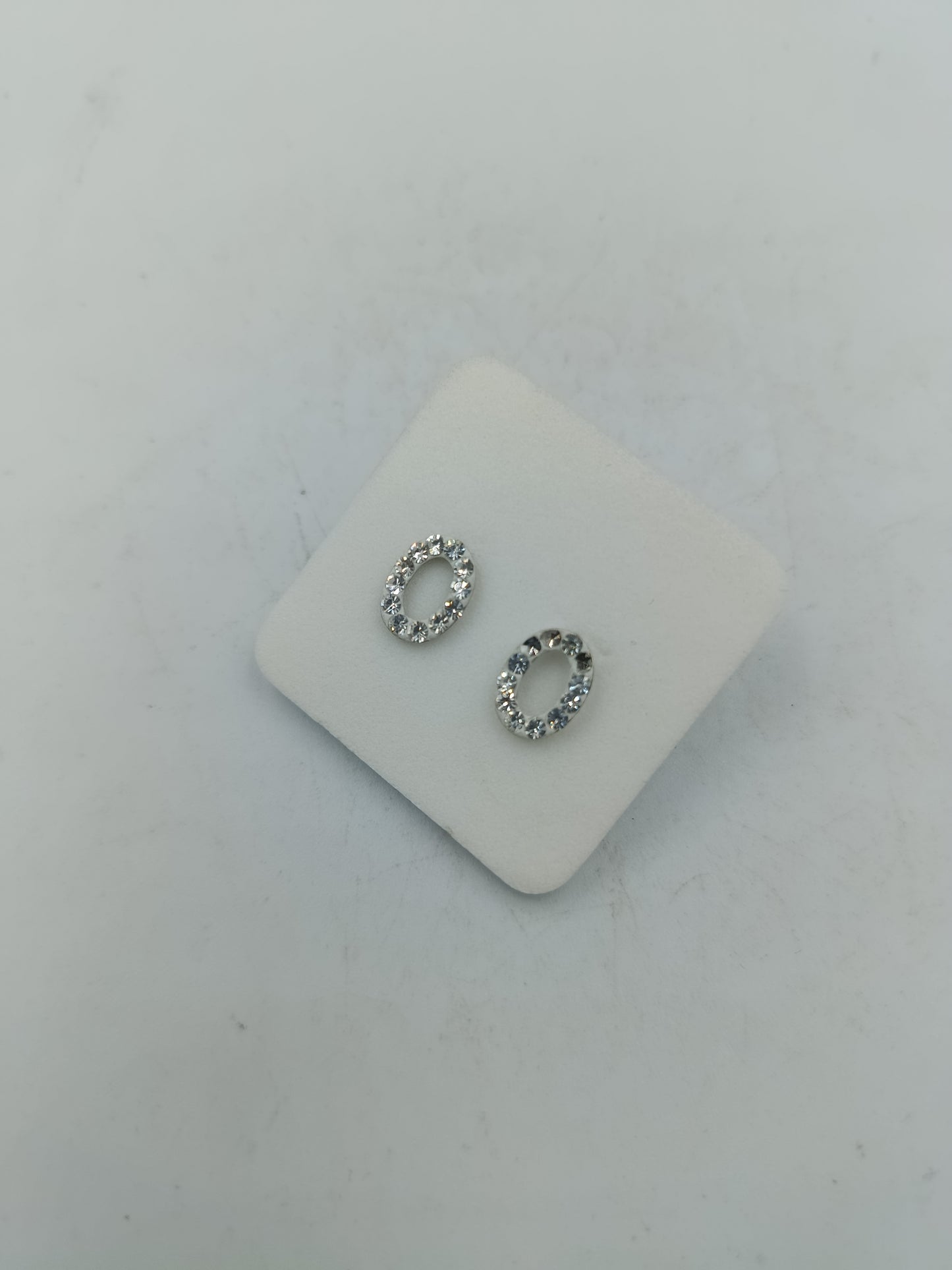 Ovale Silber Ohrstecker mit funkelnden Steinen in klassischem Design