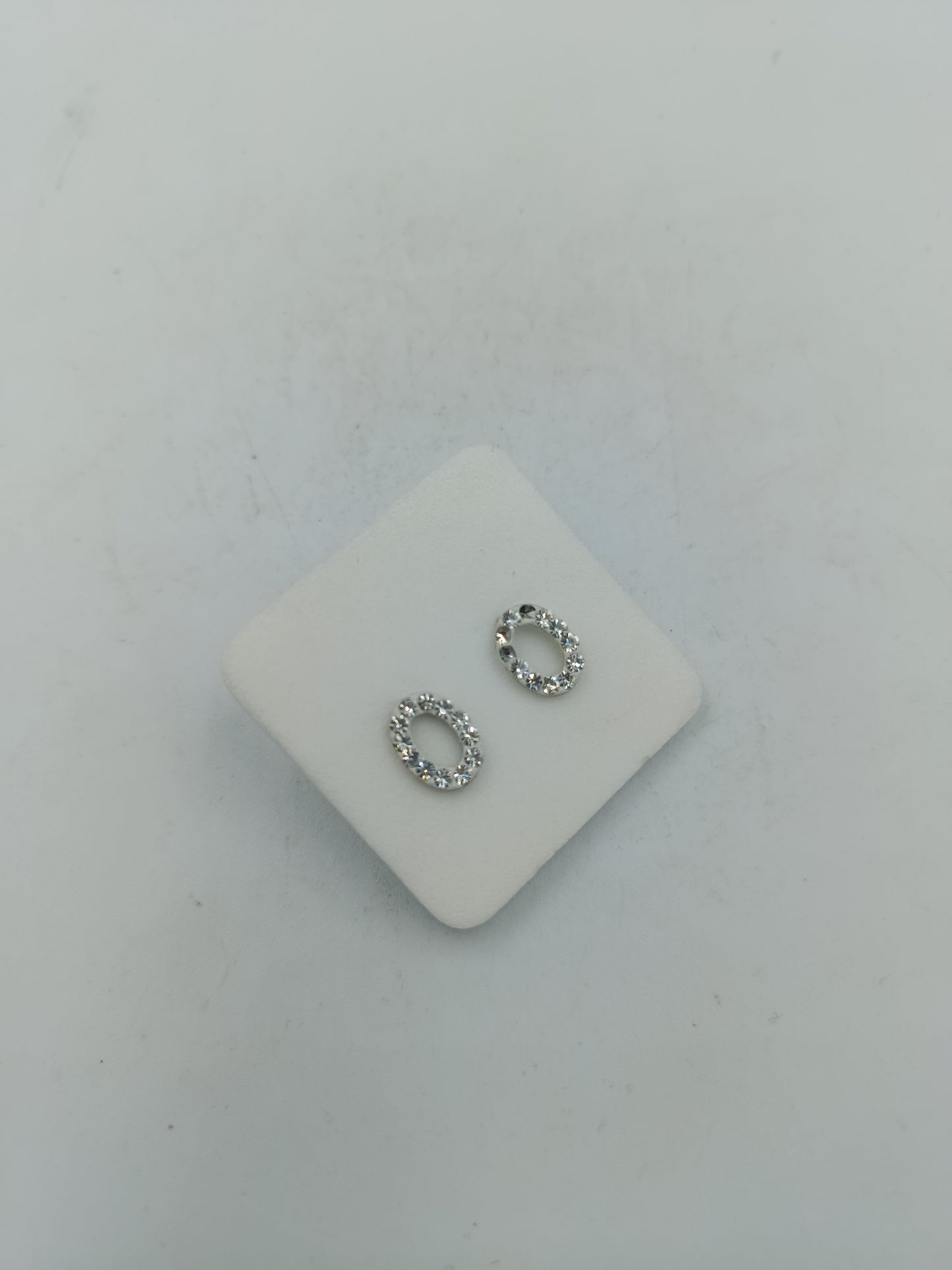 Ovale Silber Ohrstecker mit funkelnden Steinen in klassischem Design