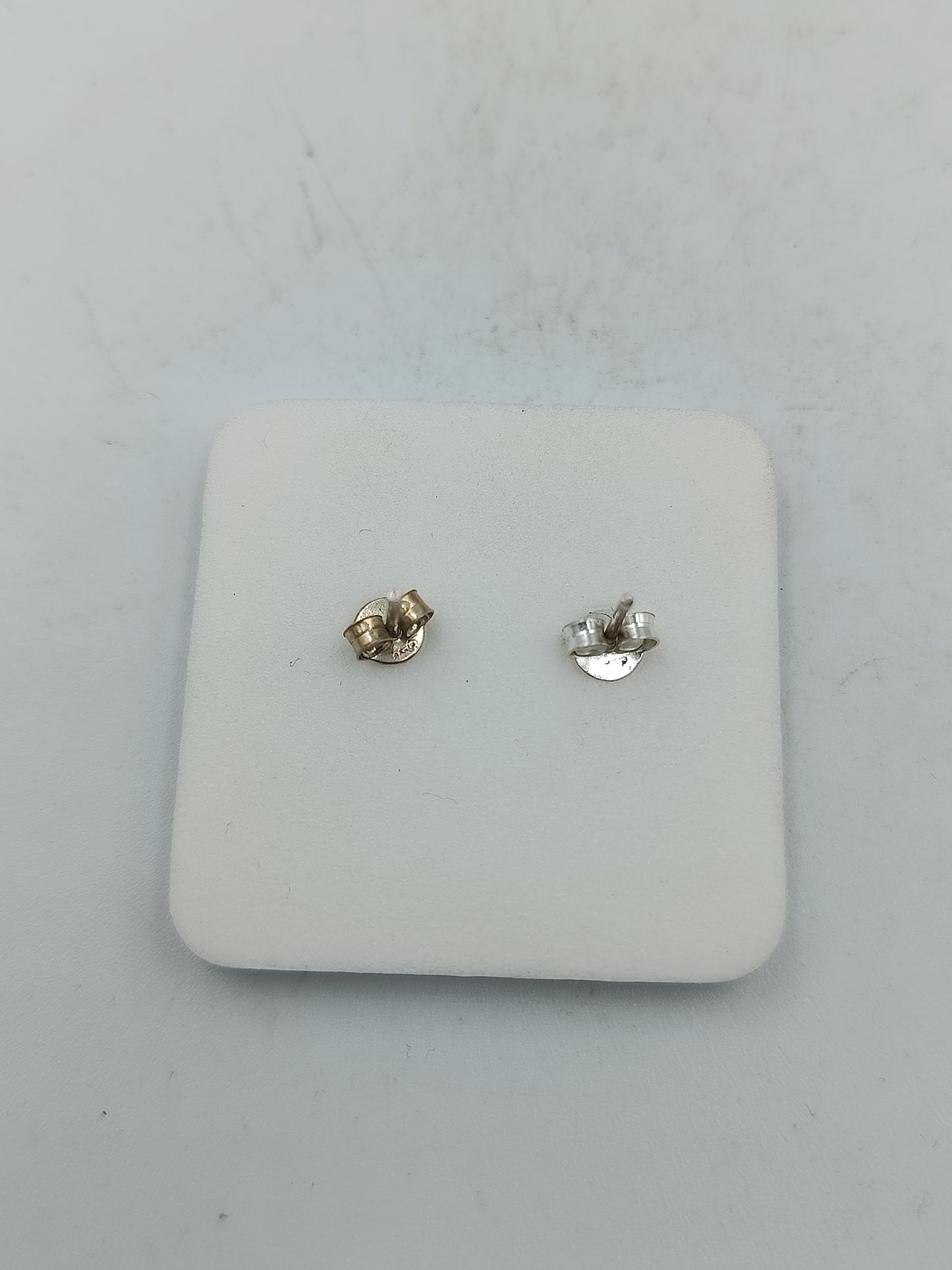 Ovale Silber Ohrstecker mit funkelnden Steinen in klassischem Design