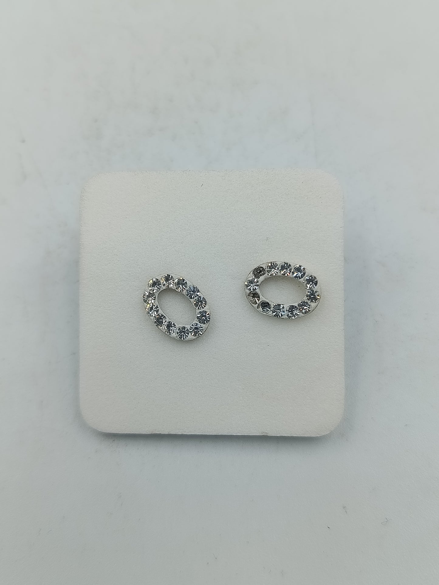 Ovale Silber Ohrstecker mit funkelnden Steinen in klassischem Design