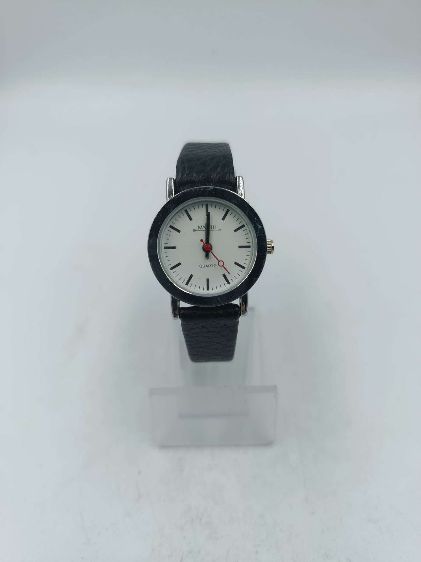 Klassische Armbanduhr mit schwarzem Lederarmband und schlichtem Zifferblatt