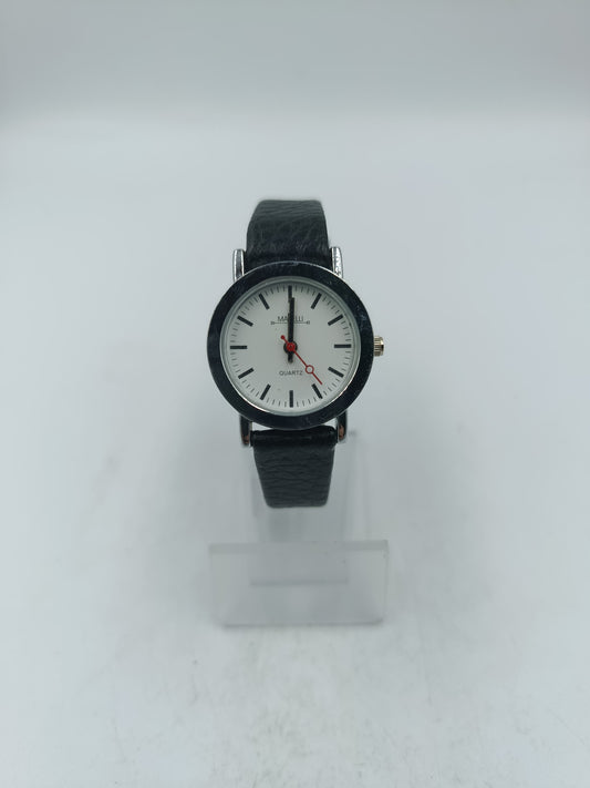 Klassische Armbanduhr mit schwarzem Lederarmband und schlichtem Zifferblatt