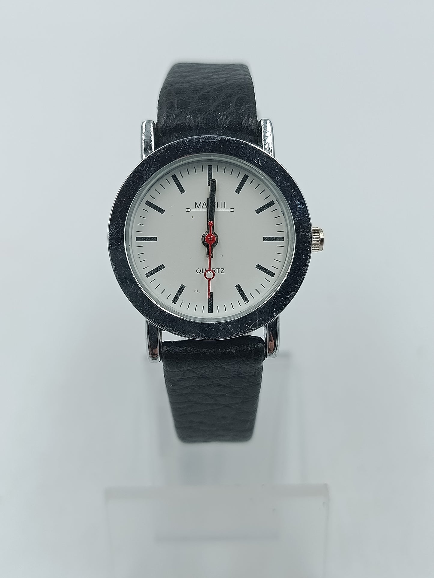 Klassische Armbanduhr mit schwarzem Lederarmband und schlichtem Zifferblatt