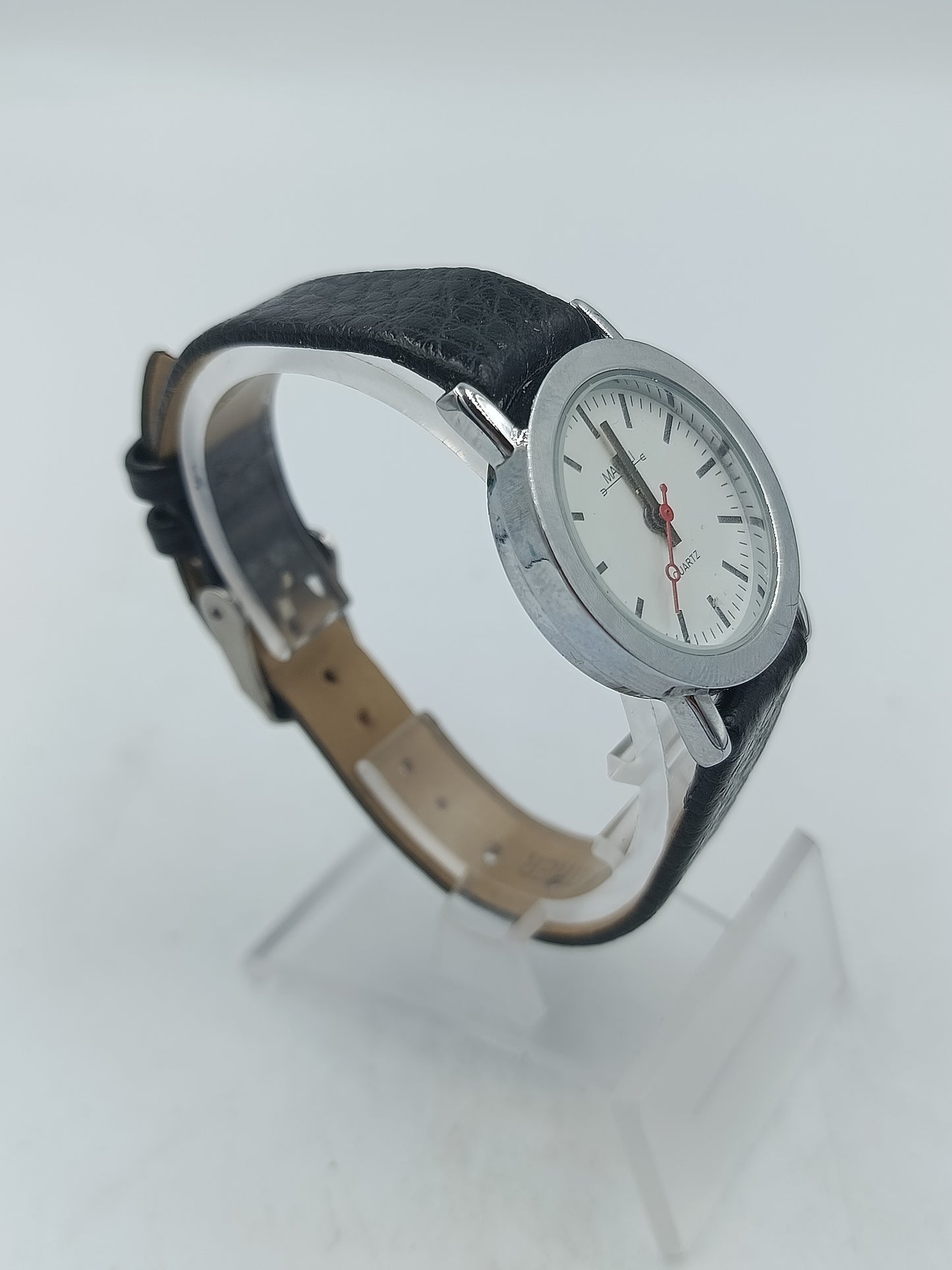 Klassische Armbanduhr mit schwarzem Lederarmband und schlichtem Zifferblatt