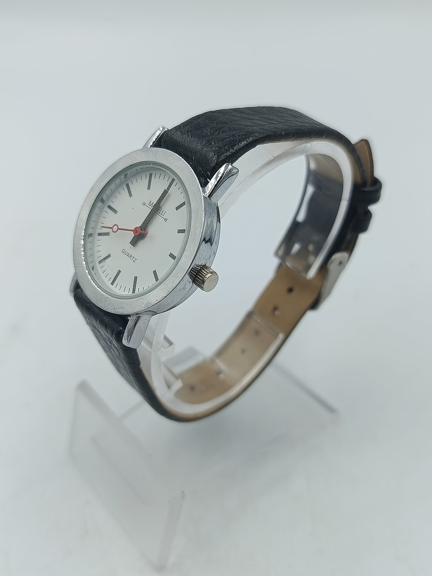 Klassische Armbanduhr mit schwarzem Lederarmband und schlichtem Zifferblatt