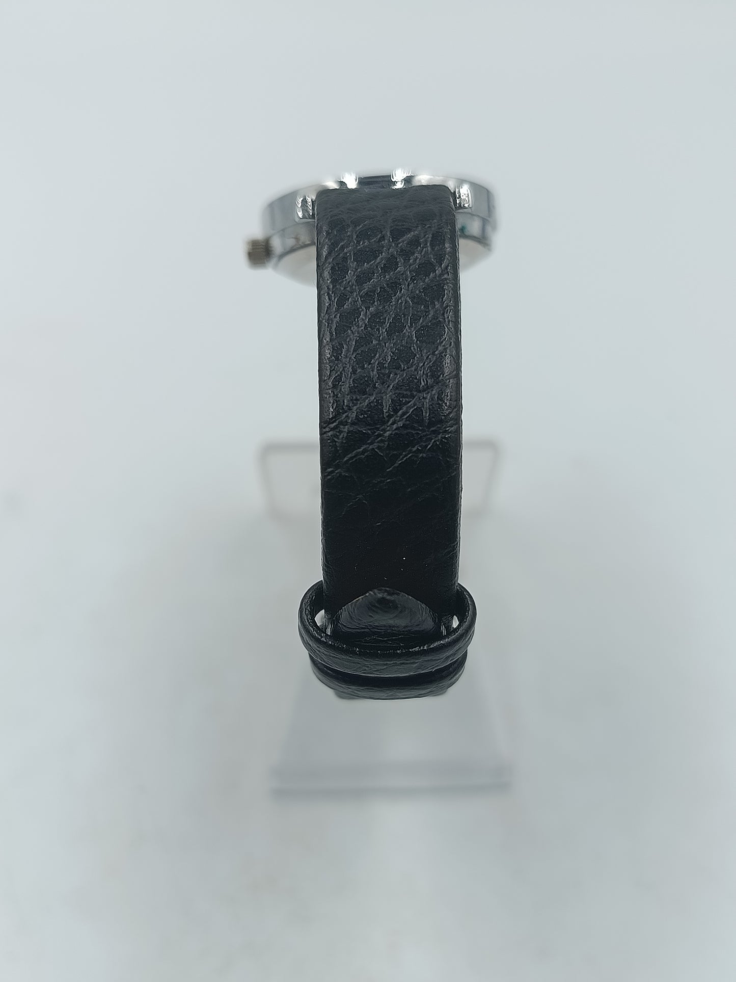 Klassische Armbanduhr mit schwarzem Lederarmband und schlichtem Zifferblatt