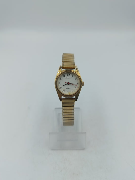 Goldfarbene Damenuhr mit elastischem Metallarmband und klassischem Zifferblatt