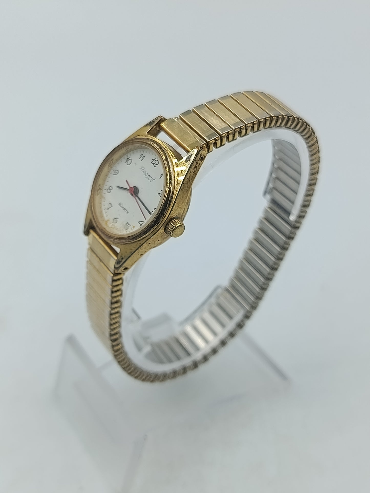 Goldfarbene Damenuhr mit elastischem Metallarmband und klassischem Zifferblatt