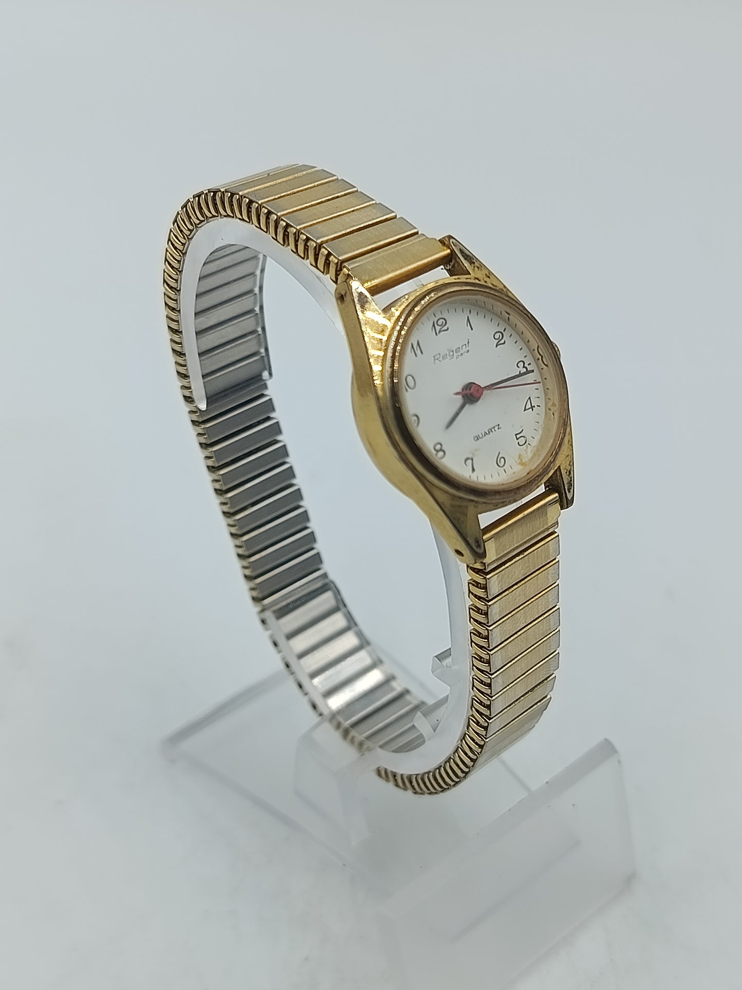 Goldfarbene Damenuhr mit elastischem Metallarmband und klassischem Zifferblatt