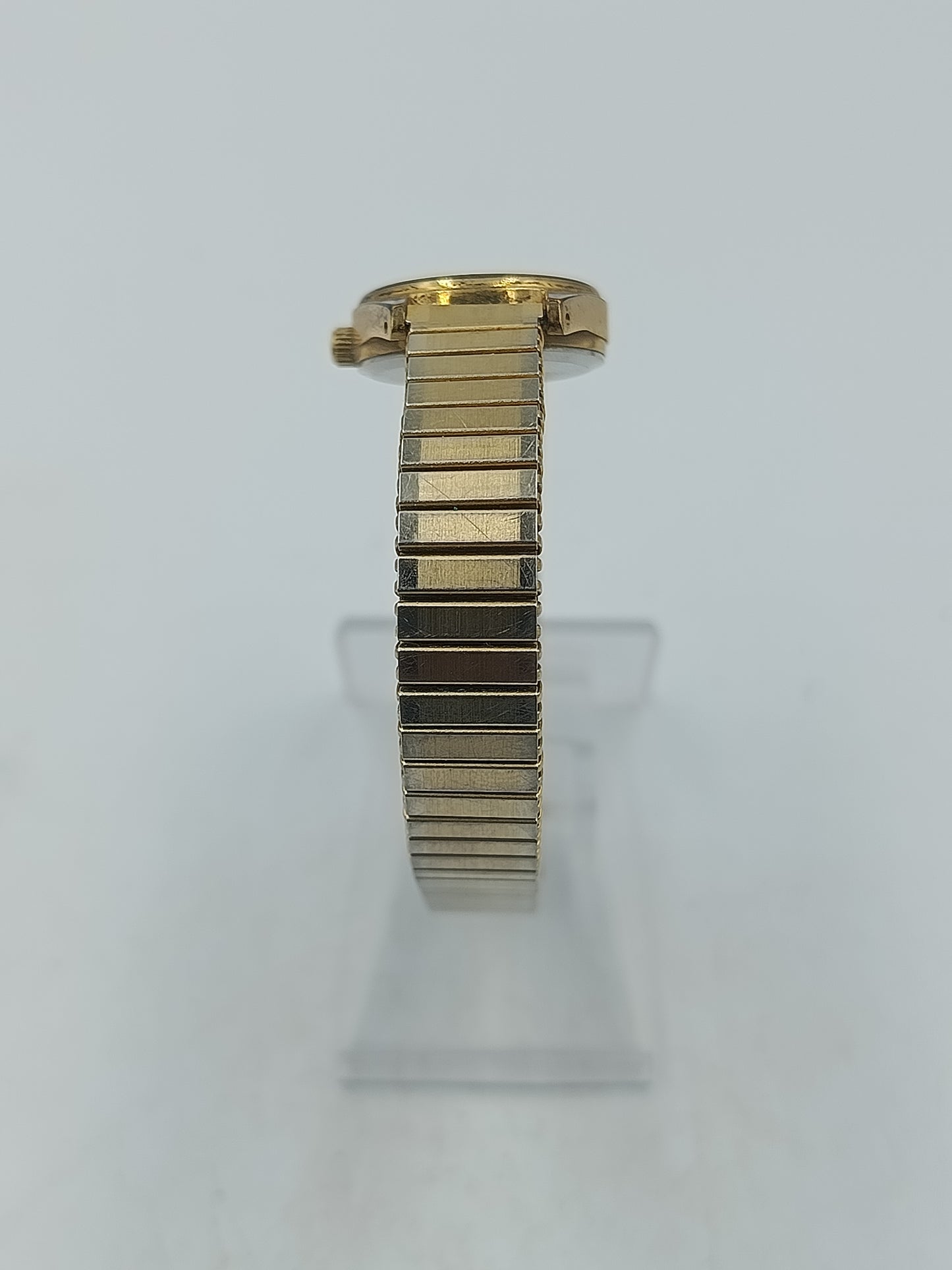 Goldfarbene Damenuhr mit elastischem Metallarmband und klassischem Zifferblatt